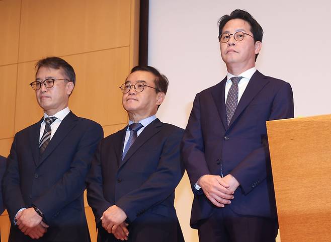 조좌진 롯데카드 대표이사(세 번째) 등 관계자들이 18일 서울 중구 부영태평빌딩에서 해킹 사고로 인한 고객 정보 유출사태에 대해 대고객 사과를 하는 모습. [이승환 기자]