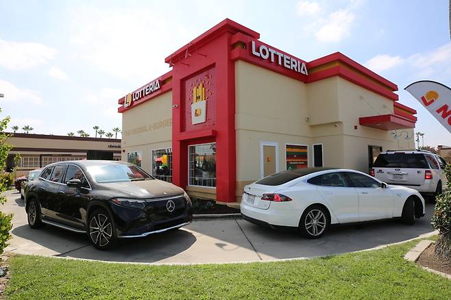 미국 캘리포니아주 플러턴에 문을 연 롯데리아 드라이브스루(DT) 매장 앞에 고객 차량들이 줄지어 서 있다. [사진 출처 = 롯데GRS]