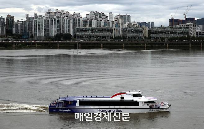 18일 본격적인 운항에 돌입한 한강버스가 한강 위를 달리고 있다. <이충우 기자>