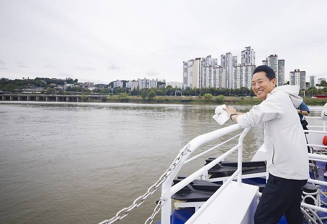 오세훈 서울시장이 18일 한강버스에 탑승해 한강을 바라보고 있다. <연합뉴스>