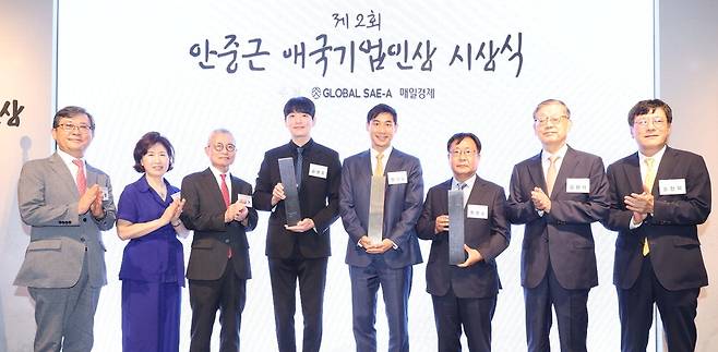 지난 17일 서울 강남구 S2A에서 열린 '제2회 안중근 애국기업인상' 시상식에서 김기명 글로벌세아그룹 부회장, 김수남 세아재단 이사장, 김웅기 글로벌세아그룹 회장, 김병훈 에이피알 대표, 정세주 눔 의장, 최윤소 티앤엘 대표, 김황식 안중근의사숭모회 이사장, 손현덕 매일경제 주필(왼쪽부터) 등이 기념촬영을 하고 있다.  한주형 기자