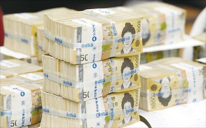 주요 선진국 재정이 악화일로를 걷는 가운데, 제로 성장이 예고된 우리나라도 확장재정에 따른 재정건전성 우려가 확산하고 있다.  (매경DB)