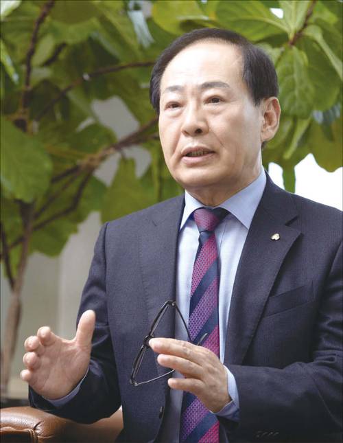 2004년 전국 축산기업조합중앙회 회장(현)/ 2007년 서울축산새마을금고 이사장(현)/ 2025년 장애인복지신문 부총재(현)