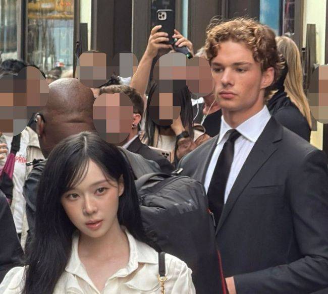 그룹 에스파 멤버 윈터가 뉴욕 행사장에 참석했다가 사진에 함께 찍힌 경호원이 화제다. /사진=SNS