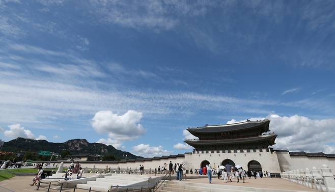 완연한 가을날씨를 보인 14일 오후 서울 종로구 광화문 위로 파란 가을하늘이 보이고 있다. /사진=뉴시스.