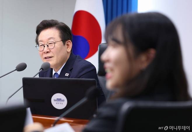 [서울=뉴시스] 최동준 기자 = 이재명 대통령이 18일 서울 용산 대통령실 청사에서 열린 수석보좌관회의에서 청년담당관 임명 관련 발언을 하고 있다. (대통령실통신사진기자단) 2025.09.18. photocdj@newsis.com /사진=