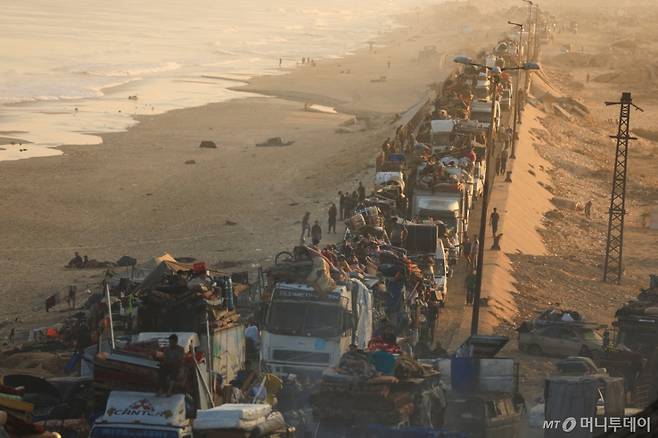 (가자 로이터=뉴스1) 양은하 기자 = 18일(현지시간) 이스라엘군의 군사 작전으로 인해 북부 가자지구에서 탈출한 팔레스타인 난민들이 이스라엘군의 명령에 따라 남쪽으로 이동하고 있다. 2025. 09. 18.   ⓒ 로이터=뉴스1  Copyright (C) 뉴스1. All rights reserved. 무단 전재 및 재배포,  AI학습 이용 금지.