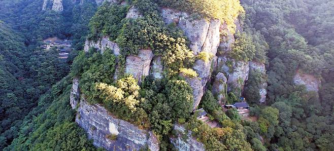 경북 봉화의 청량산은 가을이 딱 어울리는 산이다. 곳곳에 근육질의 바위가 펼쳐져 있어 단풍과 근사하게 어우러진다. 사진 오른쪽 아래 금탑봉의 수직 절벽 아래 자리 잡은 응진전(應眞殿). 금탑봉 뒤로 멀리 보이는 곳이 청량사다.