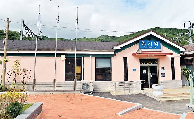 영동선의 임기역. 현역 기차역이지만 마을 주민들이 운영하는 카페가 됐다.