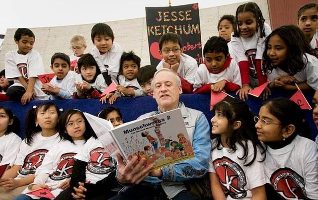 로버트 먼치 작가. 데일리메일