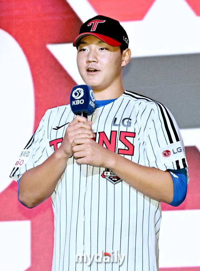 경기항공고 양우진이 17일 오후 서울 잠실 롯데호텔에서 진행된 '2026 KBO 신인 드래프트'에서 1라운드 8순위로 LG에 지명된 뒤 소감을 밝히고 있다. 이번 드래프트는 전면 드래프트 방식으로 총 11라운드에 걸쳐 진행되며, 총 1,261명의 대상자 중 최대 110명이 KBO 10개 구단의 새 식구로 합류하게 된다. 지명 순서는 2024시즌 최종 순위 역순에 따라 키움 히어로즈를 시작으로 NC 다이노스, 한화 이글스, 롯데 자이언츠, SSG 랜더스, KT 위즈, 두산 베어스, LG 트윈스, 삼성 라이온즈, KIA 타이거즈 순으로 진행된다./잠실 = 송일섭 기자