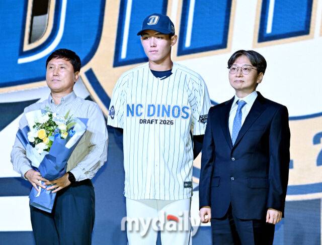 유신고 신재인이 17일 오후 서울 잠실 롯데호텔에서 진행된 '2026 KBO 신인 드래프트'에서 1라운드 2순위로 NC에 지명되고 있다. 이번 드래프트는 전면 드래프트 방식으로 총 11라운드에 걸쳐 진행되며, 총 1,261명의 대상자 중 최대 110명이 KBO 10개 구단의 새 식구로 합류하게 된다. 지명 순서는 2024시즌 최종 순위 역순에 따라 키움 히어로즈를 시작으로 NC 다이노스, 한화 이글스, 롯데 자이언츠, SSG 랜더스, KT 위즈, 두산 베어스, LG 트윈스, 삼성 라이온즈, KIA 타이거즈 순으로 진행된다./잠실 = 송일섭 기자