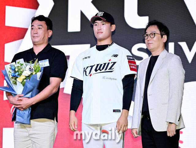 전주고 박지훈이 17일 오후 서울 잠실 롯데호텔에서 진행된 '2026 KBO 신인 드래프트'에서 1라운드 6순위로 KT에 지명된 뒤 포즈를 취하고 있다. 이번 드래프트는 전면 드래프트 방식으로 총 11라운드에 걸쳐 진행되며, 총 1,261명의 대상자 중 최대 110명이 KBO 10개 구단의 새 식구로 합류하게 된다. 지명 순서는 2024시즌 최종 순위 역순에 따라 키움 히어로즈를 시작으로 NC 다이노스, 한화 이글스, 롯데 자이언츠, SSG 랜더스, KT 위즈, 두산 베어스, LG 트윈스, 삼성 라이온즈, KIA 타이거즈 순으로 진행된다./마이데일리