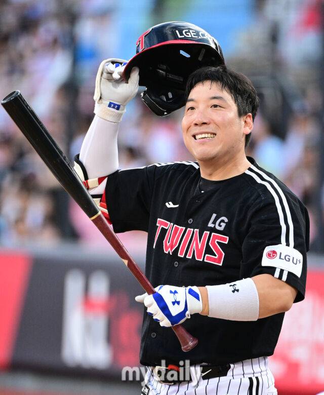 2025년 8월 12일 오후 경기도 수원KT위즈파크에서 열린 '2025 신한 SOL뱅크 KBO 리그' LG 트윈스와 KT 위즈의 경기. LG 김현수가 2회초 1사 후 타석에 들어서고 있다./마이데일리