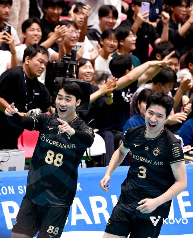 대한항공 임재영과 김준호(오른쪽)./KOVO