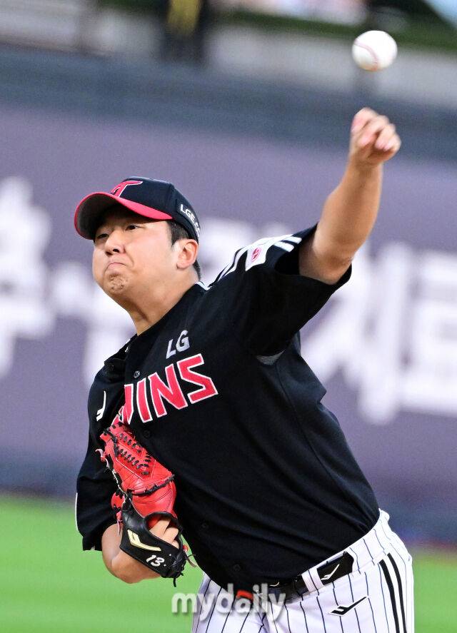 2025년 9월 4일 오후 경기도 수원KT위즈파크에서 열린 '2025 신한 SOL뱅크 KBO 리그' LG 트윈스와 KT 위즈의 경기. LG 선발투수 송승기가 역투하고 있다./마이데일리