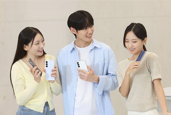 삼성전자 모델이 19일 국내 출시하는 ‘갤럭시 S25 FE’를 소개하는 모습 . [삼성전자 제공]