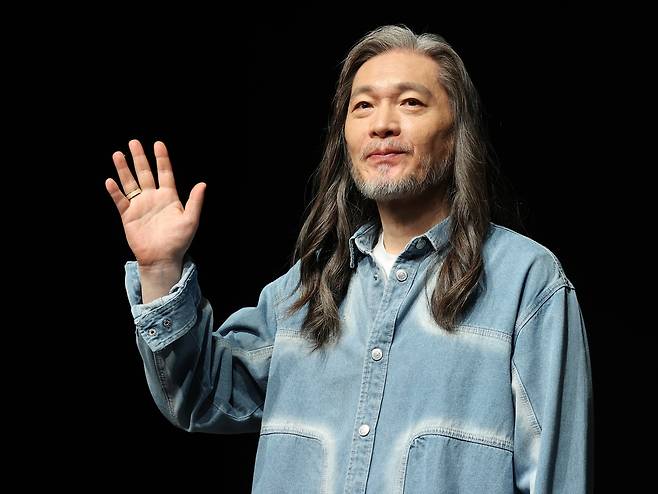 가수 임재범이 17일 서울 강남구 일지아트홀에서 열린 데뷔 40주년 기념 전국 투어 및 8집 선공개 기자간담회에서 포즈를 취하고 있다. [연합]