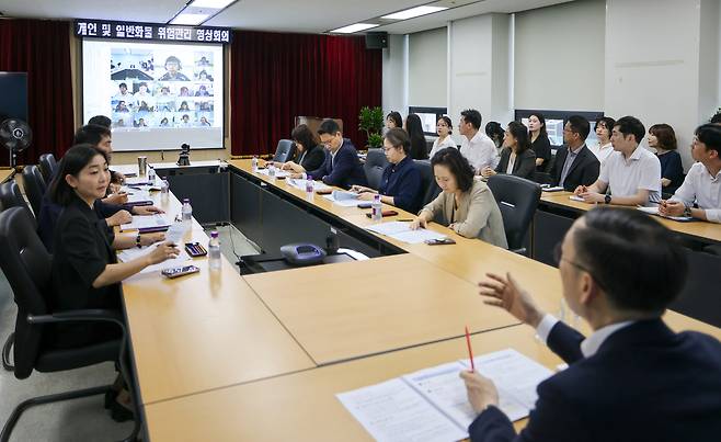 이명구 관세청장(오른쪽)이 18일 정부대전청사 관세청 종합상황실에서 전국세관 위험관리회의를 주재하고 있다.