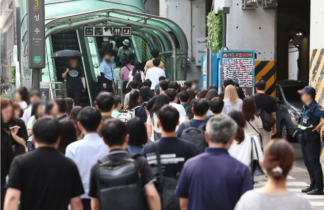 성수역 3번 출구에 많은 사람이 몰려 있다. 연합