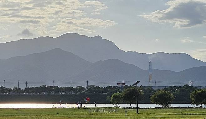 구미 동락파크골프장에서 바라본 금오산 얼굴 모양
