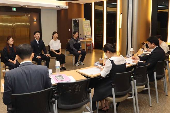 구미대 학생들이 기업 인사담당자가 참여한 모의 면접에 임하고 있다.[구미대제공]