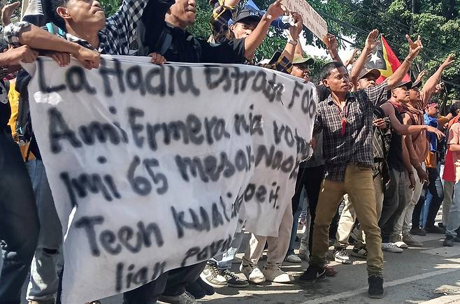 지난 17일(현지시간) 동티모르 딜리의 의회 건물 앞에서 시위에 참여한 대학생들. [로이터]