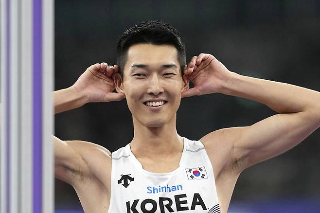 [도쿄=AP/뉴시스] 우상혁이 16일 일본 도쿄 국립경기장에서 열린 2025 도쿄 세계육상선수권대회 남자 높이뛰기 결선에서 환호성을 듣고 있다. 우상혁은 이날 대회 남자 높이뛰기 결선에서 2ｍ34를 넘고 은메달을 획득했다. 2025.09.17.
