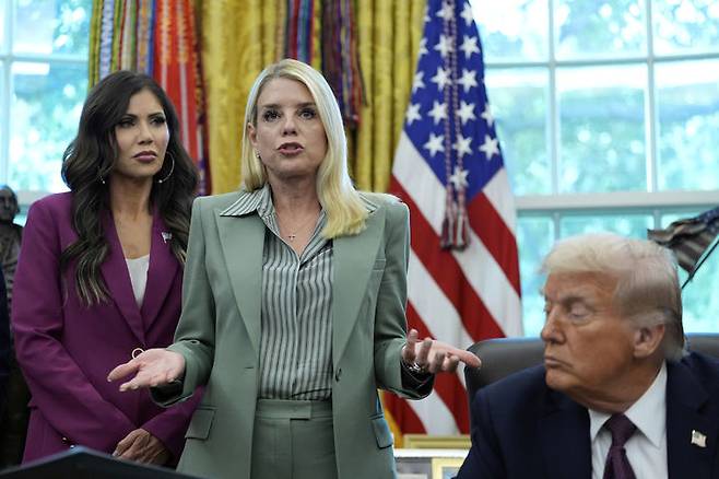 [워싱턴=AP/뉴시스]팸 본디 미 법무장관(가운데)이 지난 15일(현지시각) 백악관 대통령 집무실에서 발언하는 것을 도널드 트럼프 대톻령이 듣고 있다. 본디가 이날 증오 발언을 처벌하겠다고 밝히면서 표현의 자유를 중시하는 보수파의 거센 비난을 초래했다. 2025.9.18.