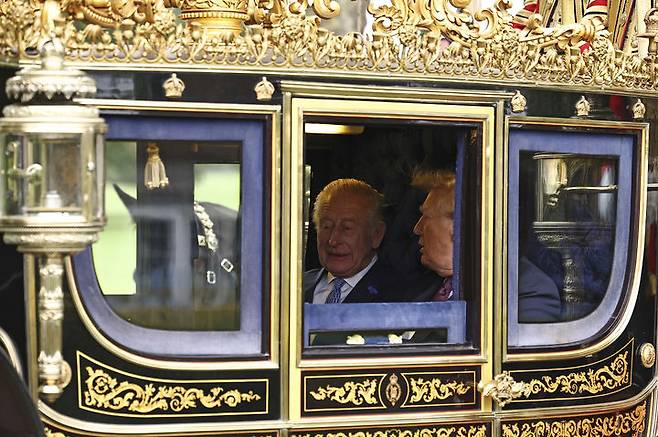 [런던=AP/뉴시스] 도널드 트럼프 미국 대통령과 찰스 3세 영국 국왕이 17일(현지 시간) 런던에서 '아일랜드 국가 마차'를타고 윈저성으로 향하고 있다. 2025.09.18.