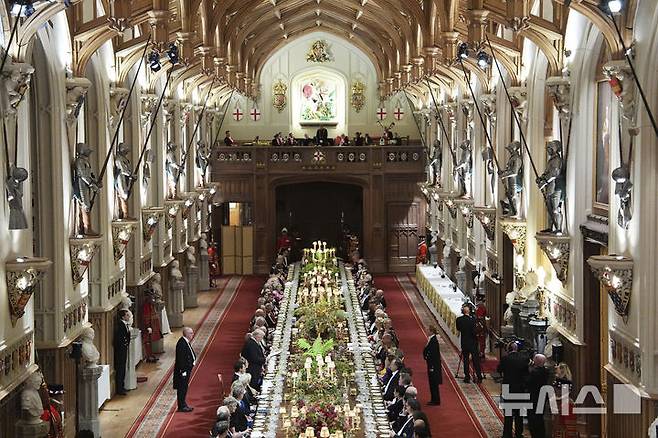 [런던=AP/뉴시스] 도널드 트럼프 미국 대통령과 찰스 3세 영국 국왕이 17일(현지 시간) 윈저성에서 열린 국빈 만찬에 참석해 있다. 2025.09.18.
