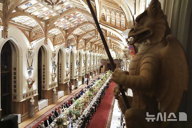 [런던=AP/뉴시스] 도널드 트럼프 미국 대통령과 찰스 3세 영국 국왕이 17일(현지 시간) 윈저성에서 열린 국빈 만찬에 참석해 있다. 2025.09.18.