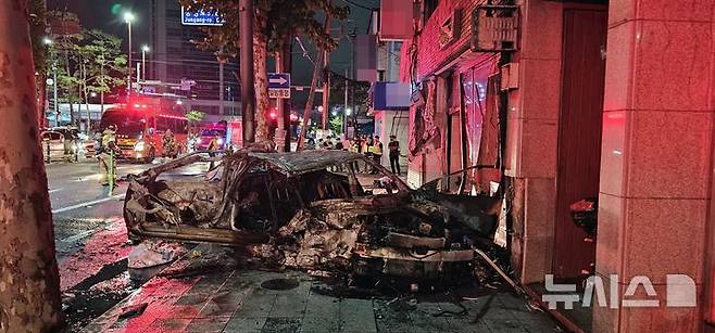 [포항=뉴시스] 안병철 기자 = 18일 오전 1시53분께 경북 포항시 북구 상원동 한 도로에서 전기차 택시가 전봇대와 건물 외벽을 잇따라 들이받으면서 불이 났다.(사진=포항북부소방서 제공) 2025.09.18. photo@newsis.com