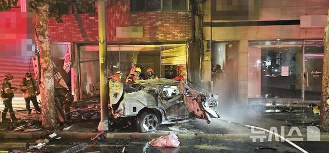 [포항=뉴시스] 안병철 기자 = 18일 오전 1시53분께 경북 포항시 북구 상원동 한 도로에서 전기차 택시가 전봇대와 건물 외벽을 잇따라 들이받으면서 불이 났다.(사진=포항북부소방서 제공) 2025.09.18. photo@newsis.com
