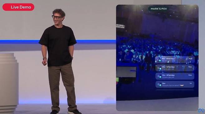 [서울=뉴시스] 미 캘리포니아주 멘로파크에 위치한 메타 본사에서 '메타 커넥트 2025'에서 스마트 글래스 기반 기술 시연 모습. 마크 저커버그 메타 최고경영자(CEO)가 앤드류 보즈워스 메타 최고기술책임자(CTO)와의 영상 통화 시연을 진행했으나 실패했다. (사진=메타 유튜브 캡처) *재판매 및 DB 금지