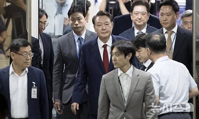 [서울=뉴시스] 김선웅 기자 = 윤석열 전 대통령이 9일 서울 서초구 서울중앙지법에서 열린 직권남용 등 혐의 영장실질심사(구속 전 피의자 심문)를 마친 뒤 대기 장소인 서울구치소로 이동하기 위해 법원을 나서고 있다. 12·3 비상계엄 사태의 '정점'으로 조은석 특별검사가 이끄는 내란 특검팀에 구속영장이 청구된 윤 전 대통령은 지난 1월 18일 내란우두머리 등 혐의 영장실질심사를 받은 지 172일 만에 재구속 기로에 서게 됐다. 2025.07.09. mangusta@newsis.com