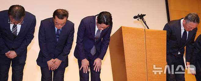 [서울=뉴시스] 홍효식 기자 = 조좌진 롯데카드 대표이사 사장 등이 18일 서울 중구 부영태평빌딩에서 사이버 침해 사고에 대한 대고객 사과를 하고 있다. 2025.09.18. yesphoto@newsis.com