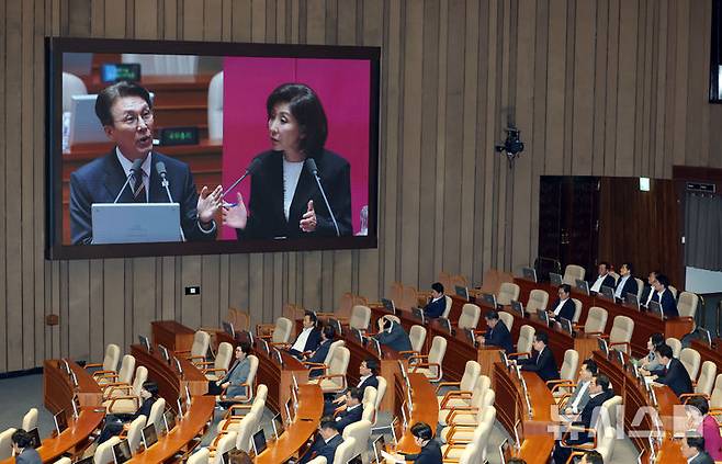 [서울=뉴시스] 고승민 기자 = 김민석 국무총리와 나경원 국민의힘 의원이 18일 서울 여의도 국회에서 열린 제429회국회(정기회) 제8차 본회의 '교육·사회·문화에 관한 질문'에서 질문과 답변을 잇고 있다. 2025.09.18. kkssmm99@newsis.com