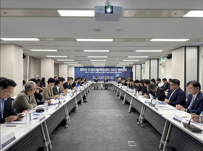 [서울=뉴시스] 국가인공지능(AI)전략위원회(위원장 이재명 대통령)는 18일 인공지능책임관(CAIO) 협의회 출범과 함께 제1차 회의를 오후 4시 30분 국가인공지능전략위원회가 위치한 서울스퀘어에서 진행했다. 사진은 참석자들이 회의하는 모습. (사진=국가인공지능전략위원회 제공) 2025.09.18. photo@newsis.com *재판매 및 DB 금지