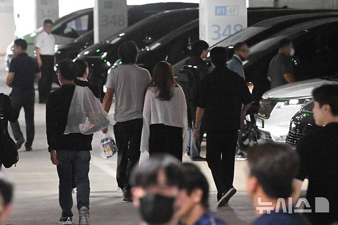 [인천공항=뉴시스] 황준선 기자 = 미국 조지아주 현대차그룹·LG에너지솔루션 배터리 합작 공장 건설 현장에서 체포·구금됐던 현대엔지니어링 근로자들이 12일 오후 인천국제공항을 통해 귀국한 뒤 주차장에서 가족과 만나기 위해 이동하고 있다. (공동취재) 2025.09.12. photo@newsis.com