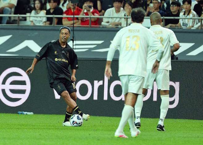 14일 서울월드컵경기장에서 열린 2025 넥슨 아이콘 매치에서 호나우지뉴가 드리블을 하고 있다. 연합뉴스