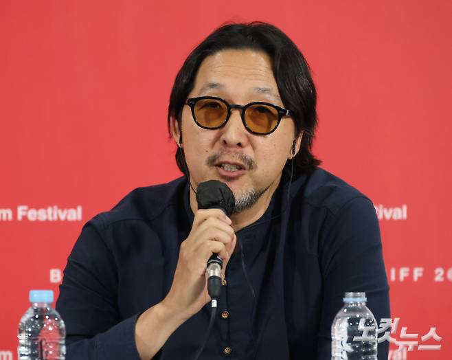코코나다 감독이 18일 오전 부산 해운대구 영화의전당에서 열린 '제30회 부산국제영화제(BIFF)' 경쟁 심사위원 기자회견에 참석해 인사말 하고 있다. 부산=황진환 기자
