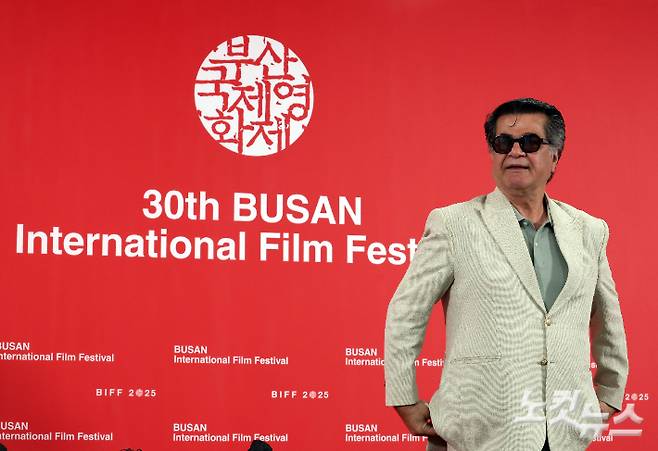 자파르 파나히 감독이 18일 오전 부산 해운대구 영화의전당에서 열린 '제30회 부산국제영화제(BIFF)' 올해의 아시아영화인상 갈라 프레젠테이션 '그저 사고였을 뿐' 기자회견 후 포토타임을 갖고 있다. 부산＝황진환 기자