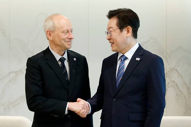 이재명 대통령이 18일 서울 용산 대통령실에서 저서 '정의란 무엇인가'로 유명한 마이클 샌델 하버드 대학교 교수와 인사하고 있다. 연합뉴스