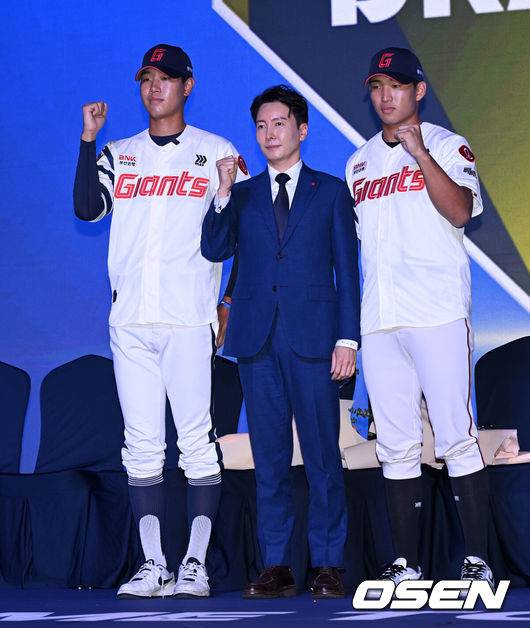 [OSEN=이대선 기자] 17일 오후 7일 오후 서울 롯데호텔 월드에서 ‘2026 KBO 신인 드래프트’가 열렸다.이번 드래프트는 전면 드래프트 방식으로 총 11라운드에 걸쳐 진행된다. 대상자는 총 1천261명으로, 고등학교 졸업 예정자 930명, 대학교 졸업 예정자 216명, 얼리 드래프트 신청자 51명, 해외 아마추어·프로 출신 선수 19명이다. 이 중 최대 110명이 KBO 10개 구단의 부름을 받게 된다.롯데에 지명된 신인 김동건, 박준혁 단장, 김화중이 기념촬영을 가지고 있다. 2025.09.17 /sunday@osen.co.kr