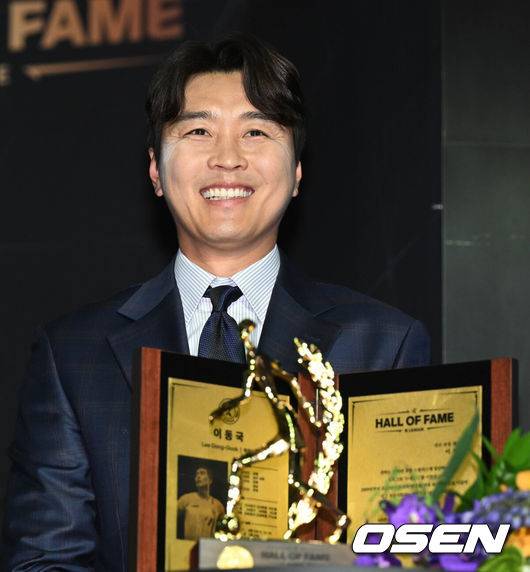 [OSEN=조은정 기자]2일 서울 장충동 앰버서더 호텔에서 K리그 명예의 전당 헌액식이 열렸다.선수부문 4세대 헌액된 이동국 전 대한축구협회 부회장이 포즈를 취하고 있다. 2023.05.02 /cej@osen.co.kr