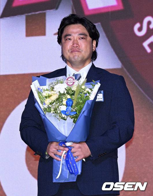 [OSEN=이대선 기자] 17일 오후 7일 오후 서울 롯데호텔 월드에서 ‘2026 KBO 신인 드래프트’가 열렸다.이번 드래프트는 전면 드래프트 방식으로 총 11라운드에 걸쳐 진행된다. 대상자는 총 1천261명으로, 고등학교 졸업 예정자 930명, 대학교 졸업 예정자 216명, 얼리 드래프트 신청자 51명, 해외 아마추어·프로 출신 선수 19명이다. 이 중 최대 110명이 KBO 10개 구단의 부름을 받게 된다.키움에 지명된 북일고 박준현의 아버지 박석민 전 코치가 눈물을 흘리고 있다. 2025.09.17 /sunday@osen.co.kr