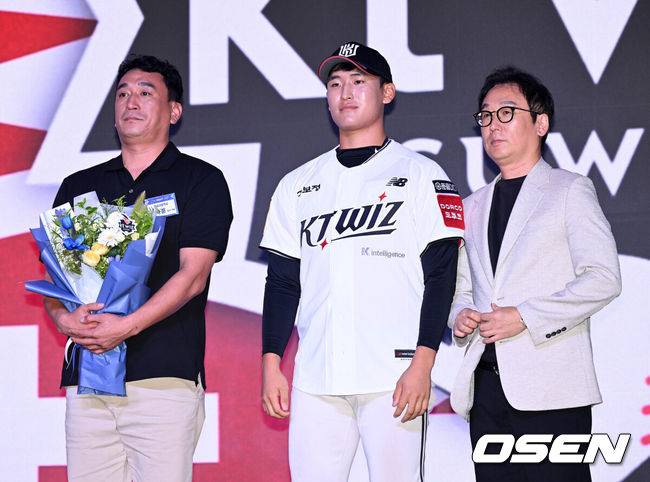 [OSEN=이대선 기자] 17일 오후 7일 오후 서울 롯데호텔 월드에서 ‘2026 KBO 신인 드래프트’가 열렸다.이번 드래프트는 전면 드래프트 방식으로 총 11라운드에 걸쳐 진행된다. 대상자는 총 1천261명으로, 고등학교 졸업 예정자 930명, 대학교 졸업 예정자 216명, 얼리 드래프트 신청자 51명, 해외 아마추어·프로 출신 선수 19명이다. 이 중 최대 110명이 KBO 10개 구단의 부름을 받게 된다.KT에 지명된 전주고 박지훈이 기념촬영을 하고 있다. 2025.09.17 /sunday@osen.co.kr