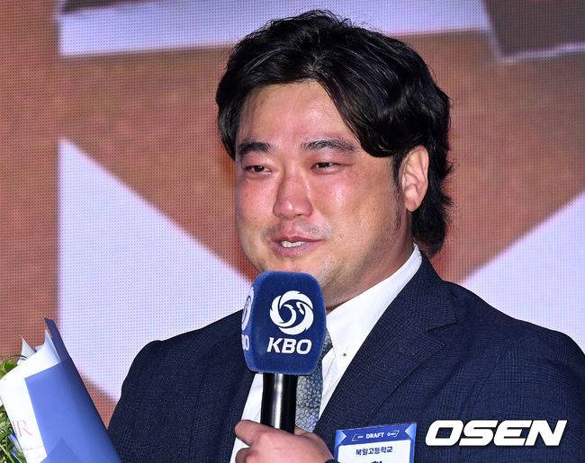 울지 않으려 했는데...아들에게 축하 전하는 아버지