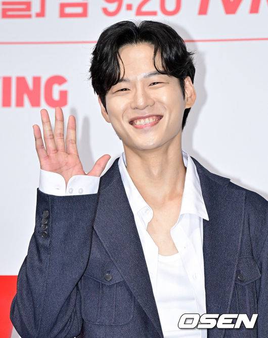 [OSEN=조은정 기자]tvN 새 토일드라마 '엄마친구아들' 제작발표회가 14일 오전 서울 구로구 신도림 라마다호텔에서 열렸다.‘엄마친구아들’은 오류 난 인생을 재부팅하려는 여자와 그의 살아있는 흑역사인 '엄마친구아들'이 벌이는 파란만장 동네 한 바퀴 로맨스다. 서로의 흑역사 기록기인 소꿉남녀 최승효(정해인 분)와 배석류(정소민 분)가 인생의 교차로에서 재회하며 다시 펼쳐지는 이야기를 그린다.배우 윤지온이 포즈를 취하고 있다. 2024.08.14/cej@osen.co.kr